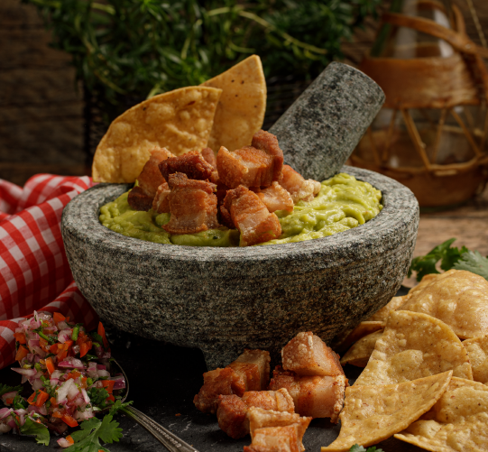 MOLCAJETE CON GUACAMOLE Y TOCINO CARNUDO