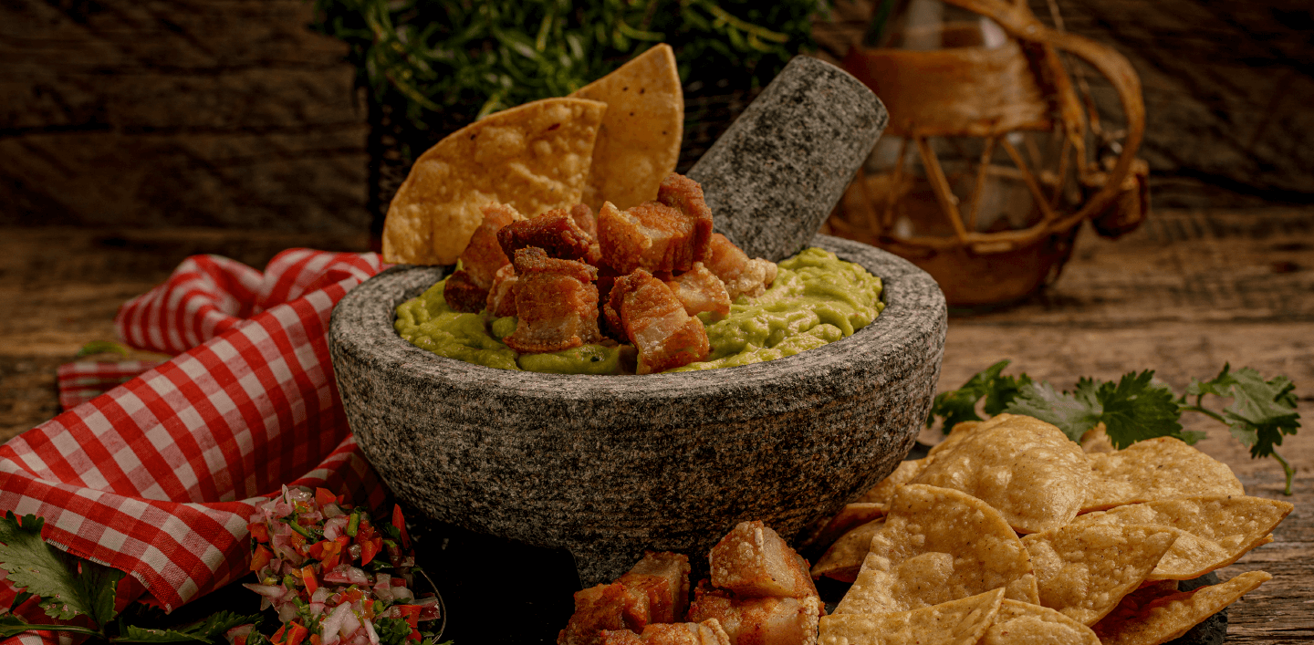 MOLCAJETE CON GUACAMOLE Y TOCINO CARNUDO