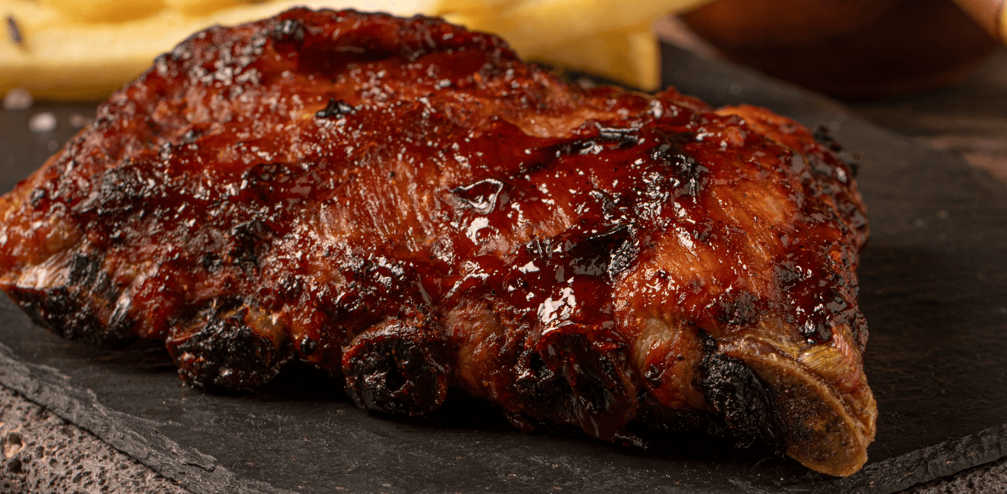 Costilla Ranchera con Salsa Barbacoa Casera y Papas a la Francesa