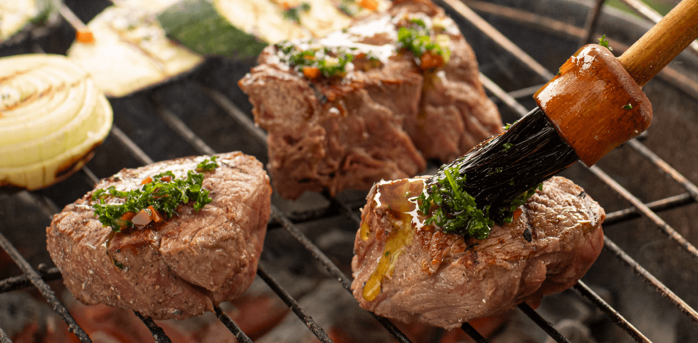 Medallones de Lomo Fino Ranchera con Chimichurri y Verduras asadas