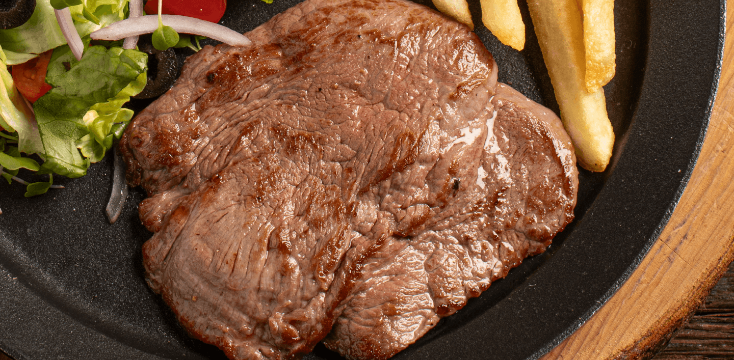 Babybeef Ranchera con Papas a la Francesa y Ensalada Fresca