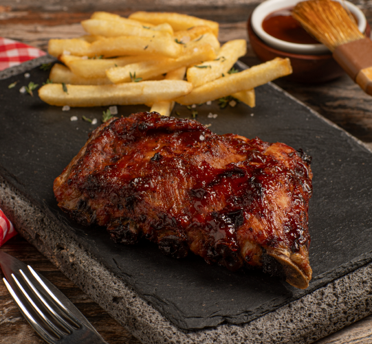 Costilla Ranchera con Salsa Barbacoa Casera y Papas a la Francesa