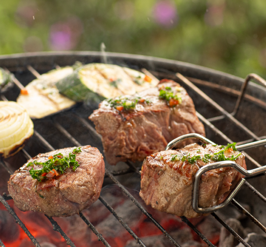 Medallones de Lomo Fino Ranchera con Chimichurri y Verduras asadas