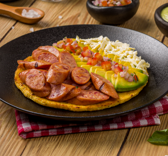 Desayuno con Arepa y Salchichas Ranchera