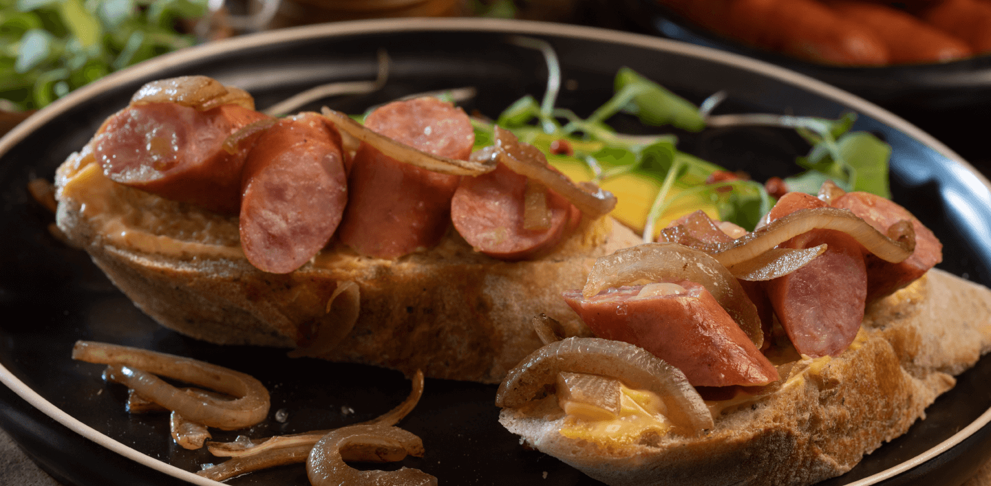 Bruschettas de Salchicha Ranchera con Cebolla Caramelizada y Aguacate