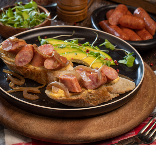 Bruschettas de Salchicha Ranchera con Cebolla Caramelizada y Aguacate