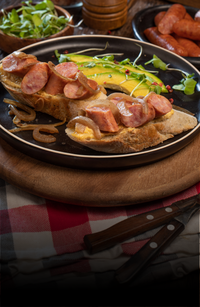 Bruschettas de Salchicha Ranchera con Cebolla Caramelizada y Aguacate