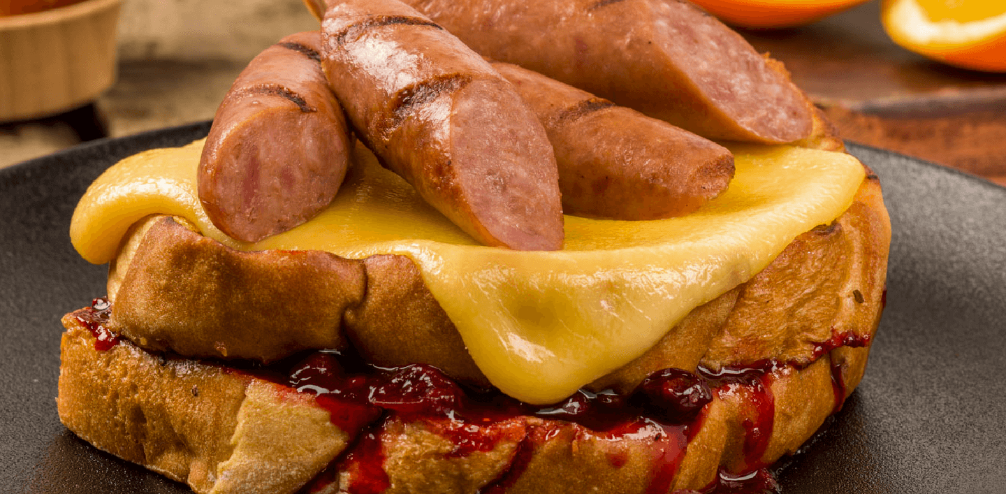 Tostadas Francesas con Salchicha Ranchera y Mermelada de Moras