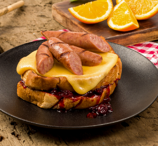 Tostadas Francesas con Salchicha Ranchera y Mermelada de Moras