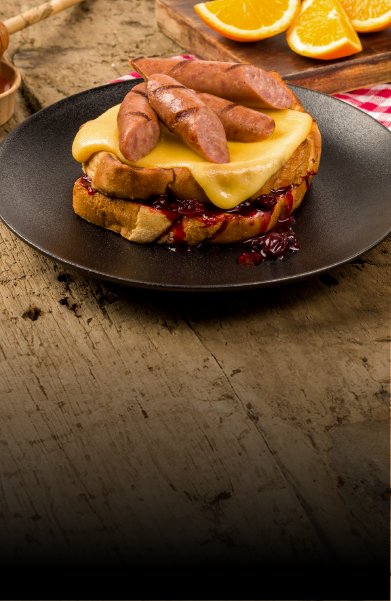 Tostadas Francesas con Salchicha Ranchera y Mermelada de Moras