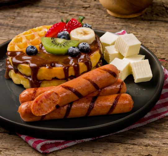 Waffles con Salchicha Ranchera y Frutas