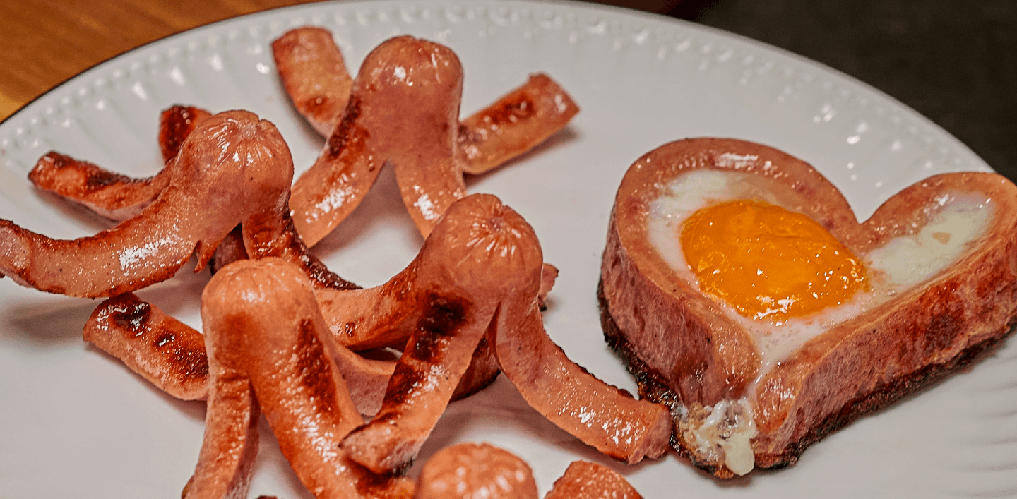 Desayuno con Huevo de Pulpitos y Corazones con Salchichas Ranchera