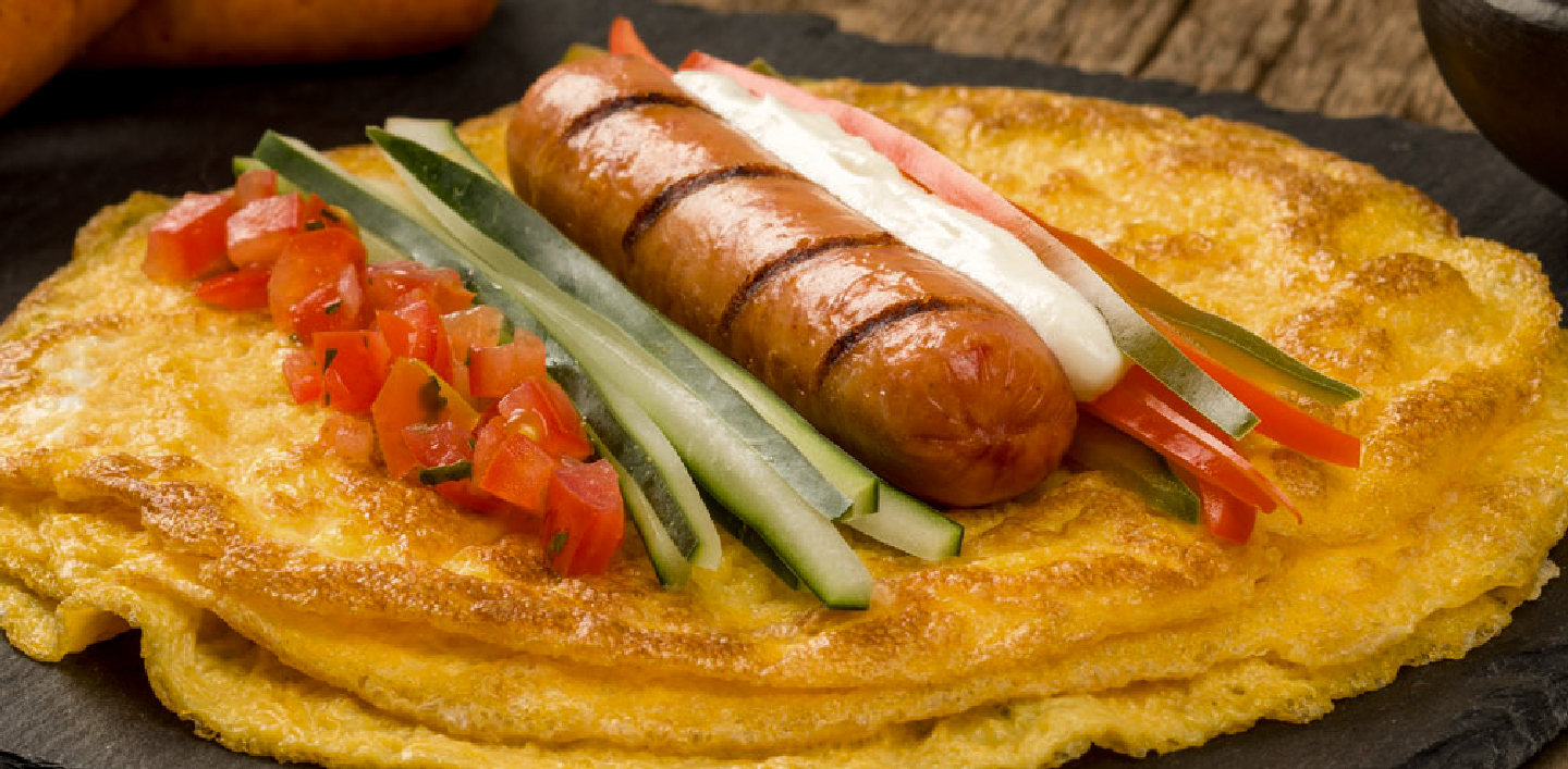 Receta para Desayuno con Rollitos de Huevo Rellenos con Salchichas Ranchera