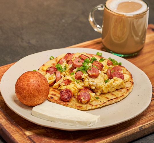 Desayuno Rápido con Arepa, Huevos Revueltos y Salchichas Ranchera