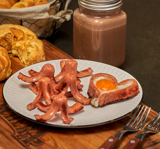 Desayuno con Huevo de Pulpitos y Corazones con Salchichas Ranchera