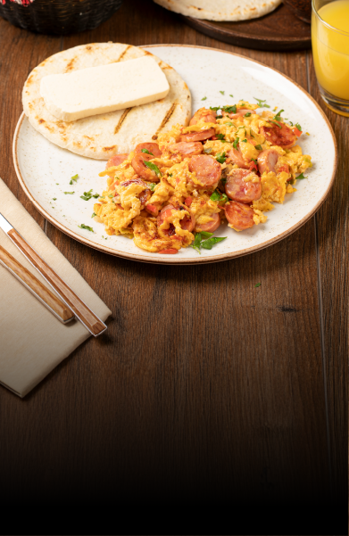 Desayuno con Arepas Rellenas con Salchicha Ranchera, Huevo y Maíz