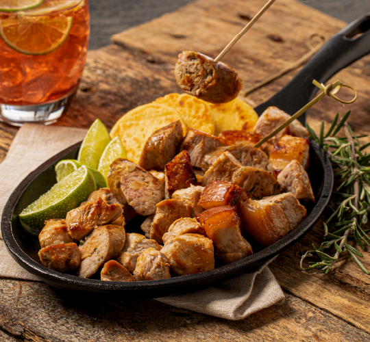 Receta Fácil con Picada Mixta y Chorizos Parrilleros Ranchera con Arepa y Limón