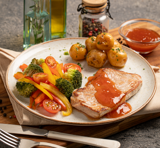 Conquista el fuego con nuestro Steak de Pierna de Cerdo Ranchera bañado en una salsa agridulce casera que te hará repetir. Jugoso, sabroso y listo para ser la estrella de tu mesa. ¡Que empiece la fiesta de sabores!